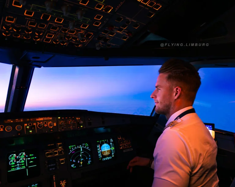 Ben Limburg im Cockpit bei Sonnenuntergang