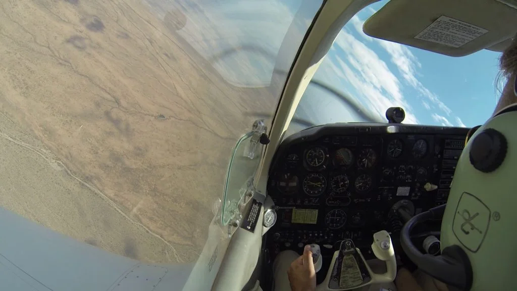 Beechcraft Bonanza Cockpit-Sicht auf die Wüste in den USA