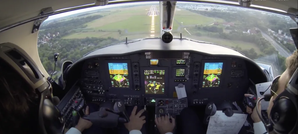 Cessna Citation CJ1+ Cockpit beim Anflug auf die Landebahn